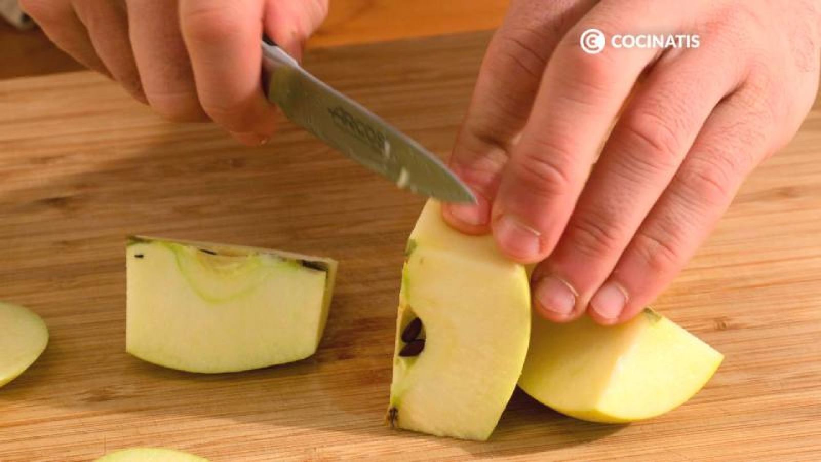 Pela y corta la manzana en dados Pela y corta la manzana en dados