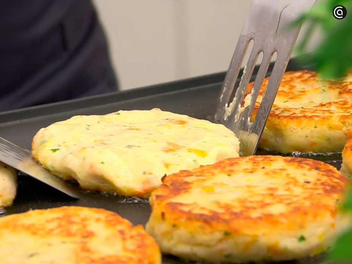 Dora las hamburguesas de alubias a la plancha por ambos lados