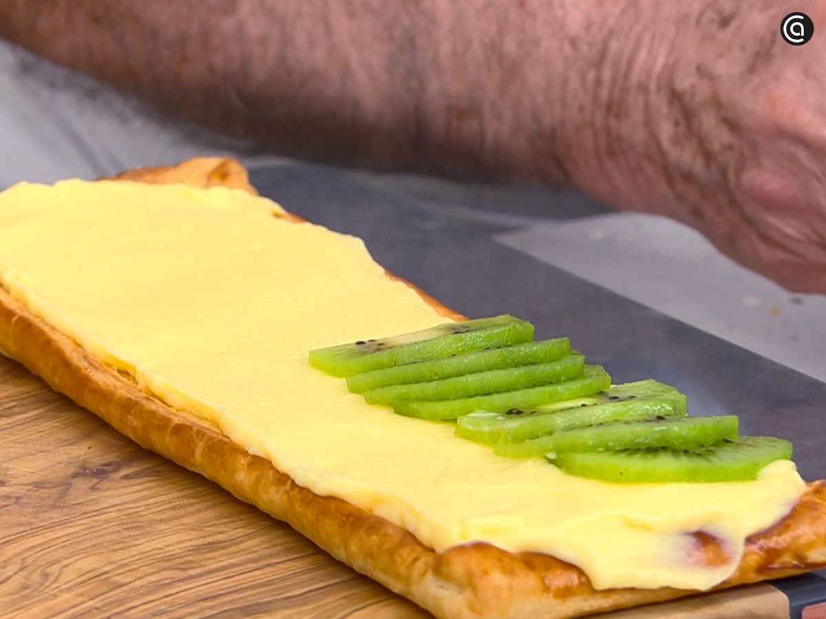 Cubre el hojaldre con la cema pastelera y el kiwi