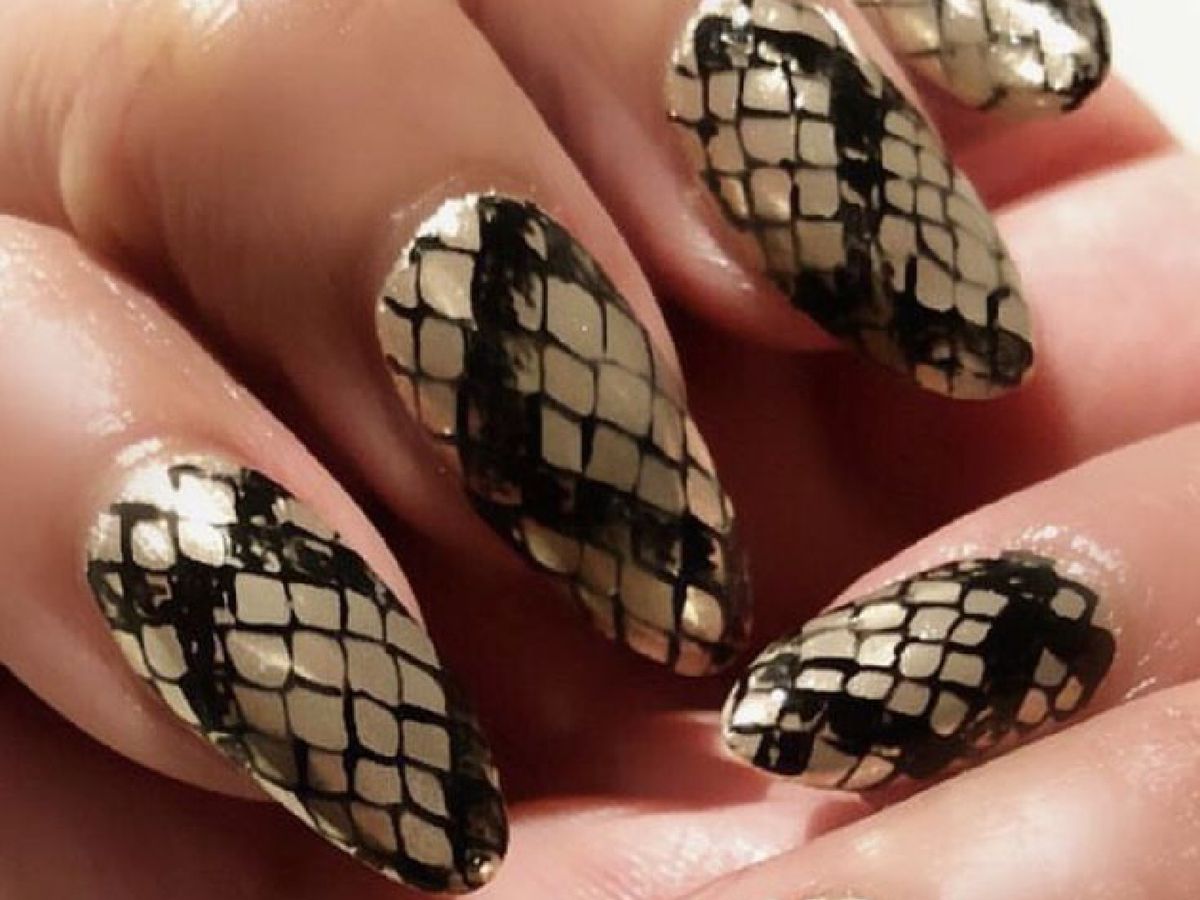 Manicura de animal print con estampado de serpiente