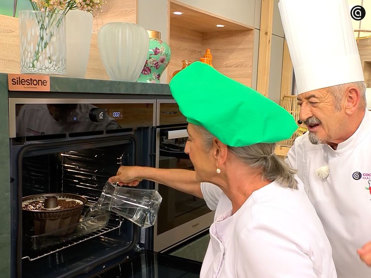 Vierte agua caliente en el recipiente