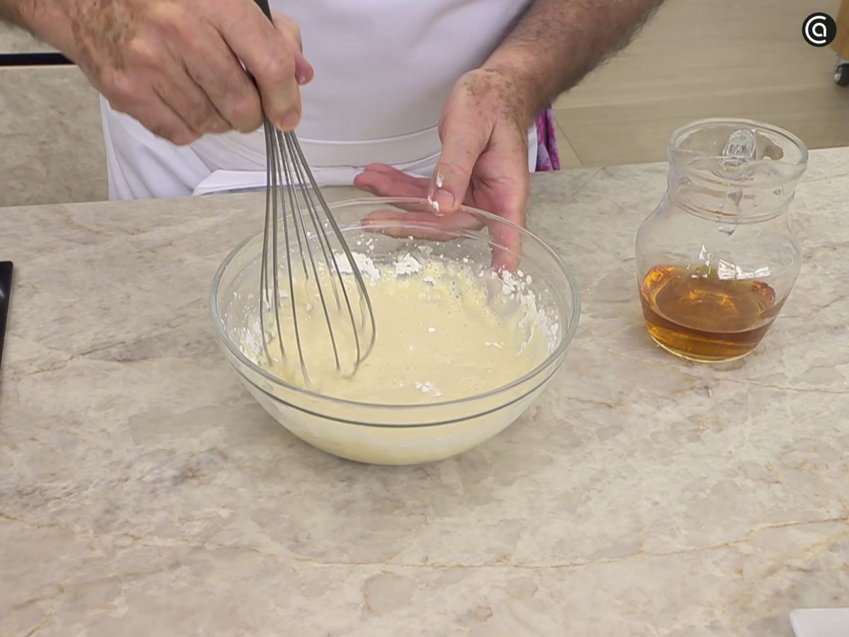 Incorpora el mosto a la harina de maíz y de trigo poco a poco