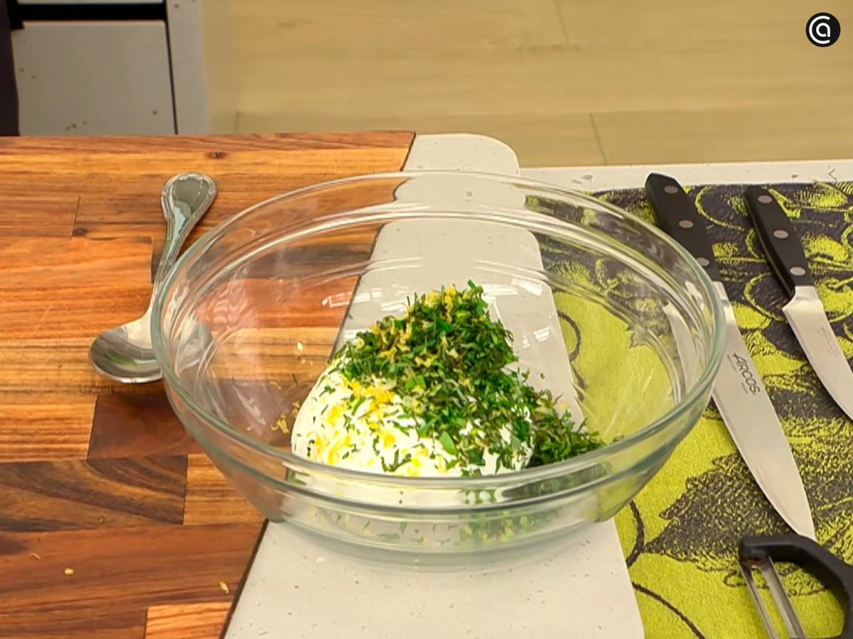 Mezcla la albahaca, la menta y el perejil picados con el labneh