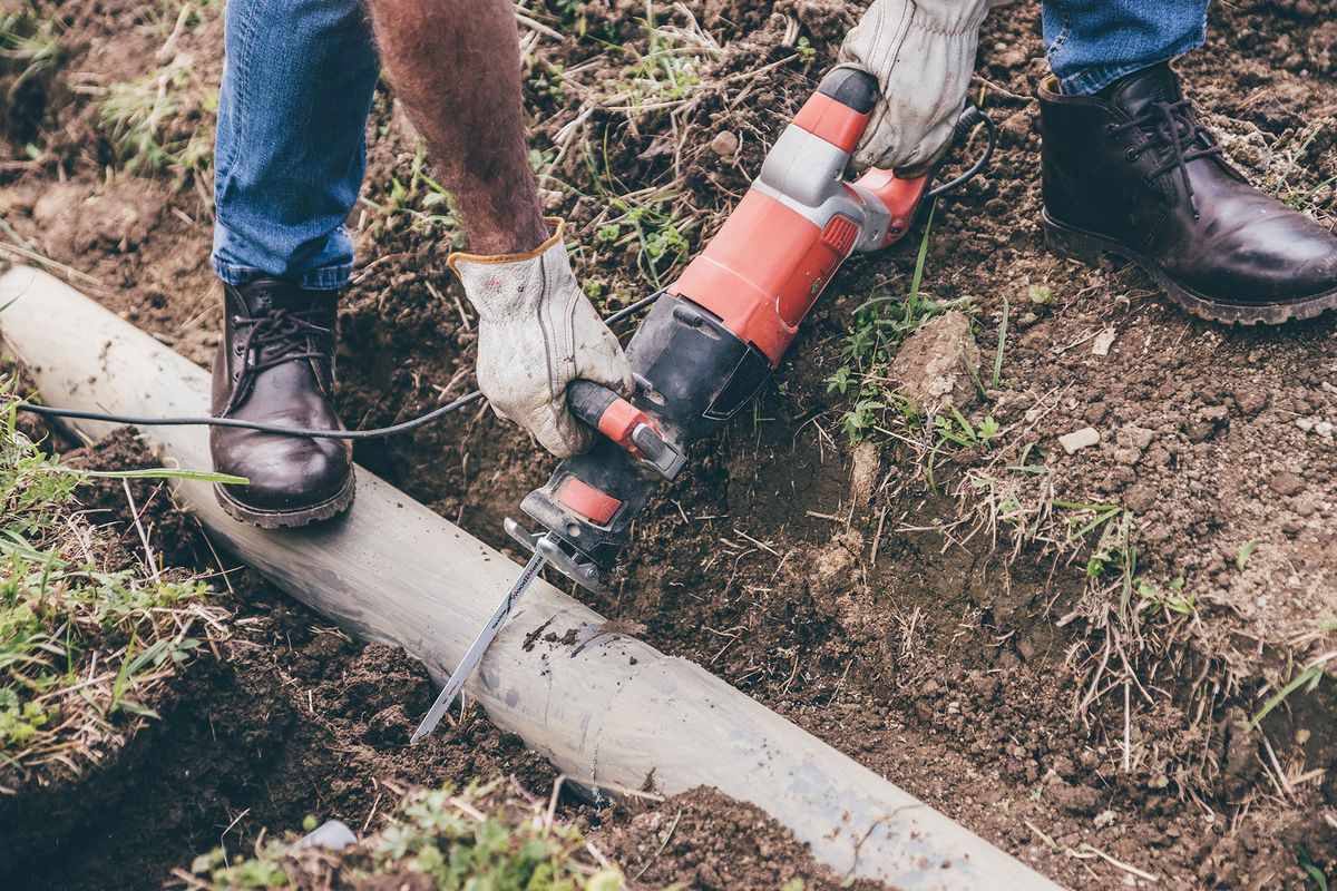 Cómo instalar un desagüe y una arqueta en el jardín paso 3