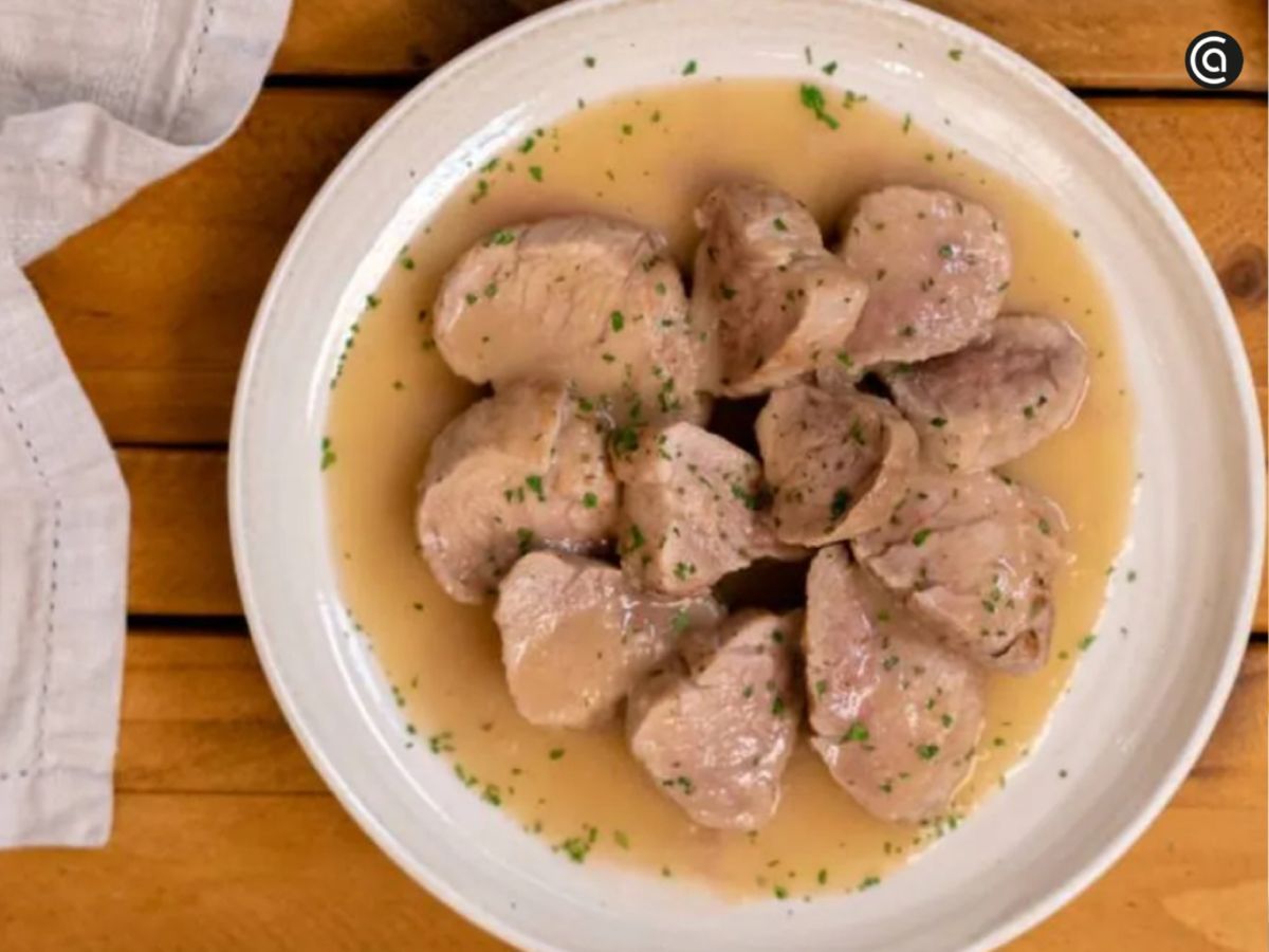 El clásico solomillo de cerdo con salsa de manzana, jugoso y equilibrado entre dulzor y acidez.