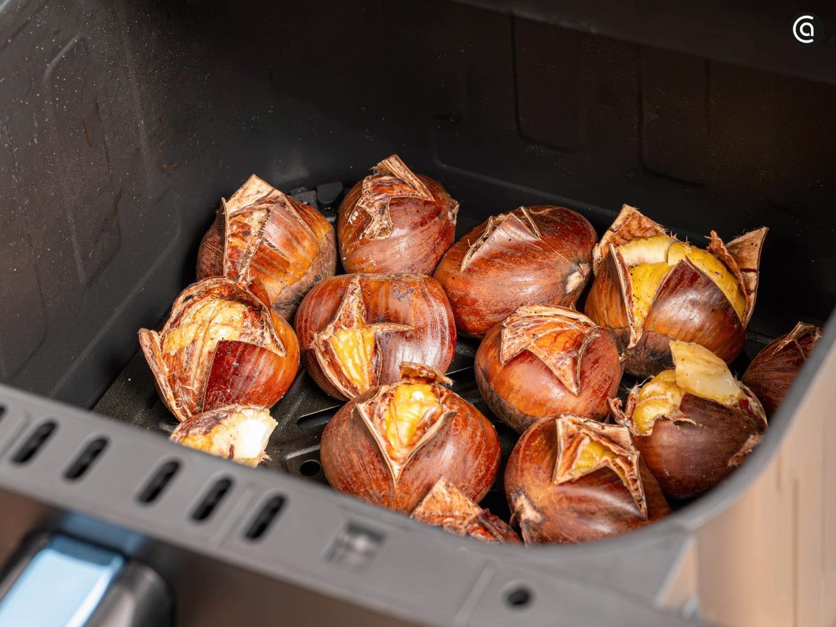 Asa las castañas en la freidora hasta que la piel se abra