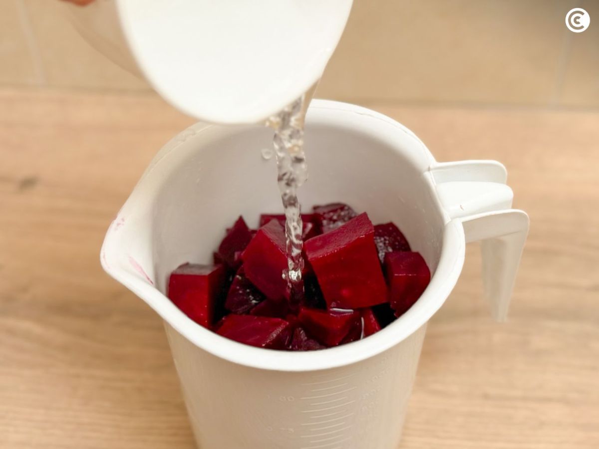 Ingredientes de zumo de remolacha en vaso de batidora