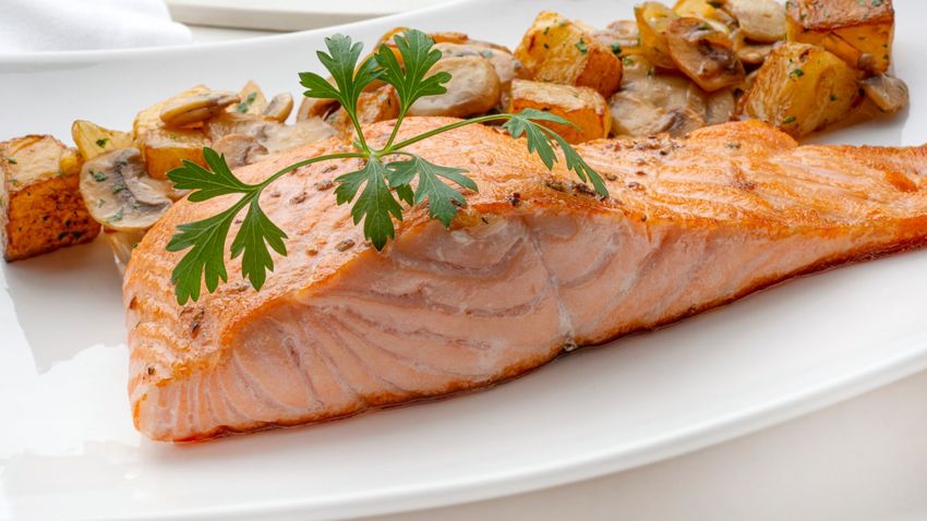 Salmón con patatas y champiñones, receta de pescado fácilde Karlos Arguiñano