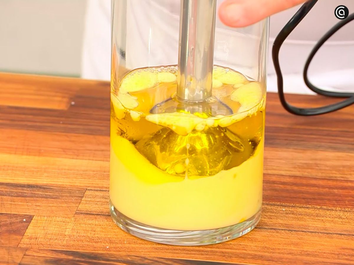 Monta la mahonesa de ajo con aceite de oliva suave