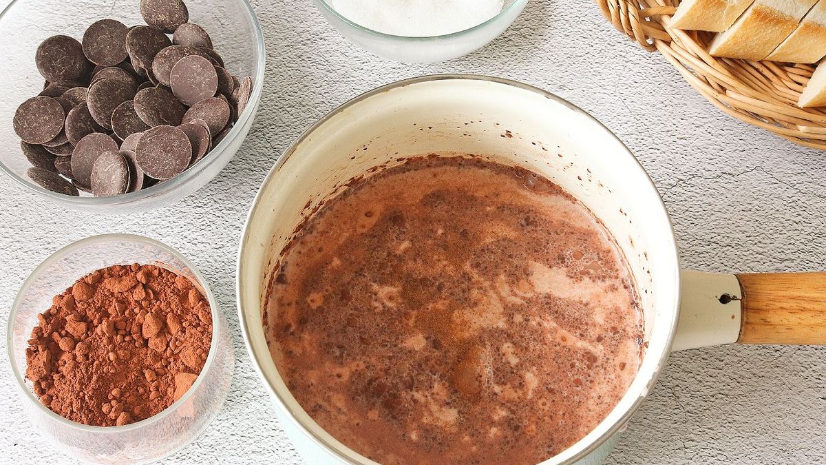 Mezcla de leche para hacer torrijas con chocolate