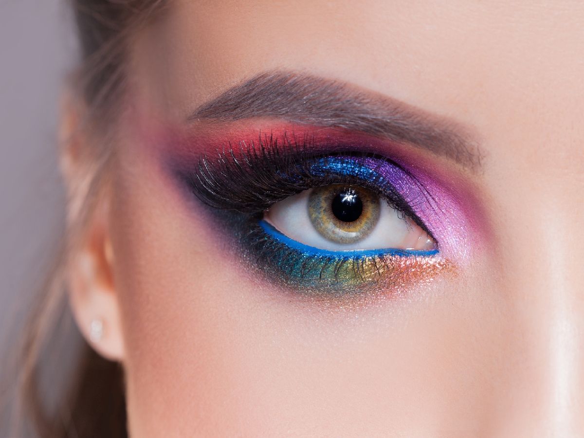 Usa un spray fijador para intensificar las sombras metálicas