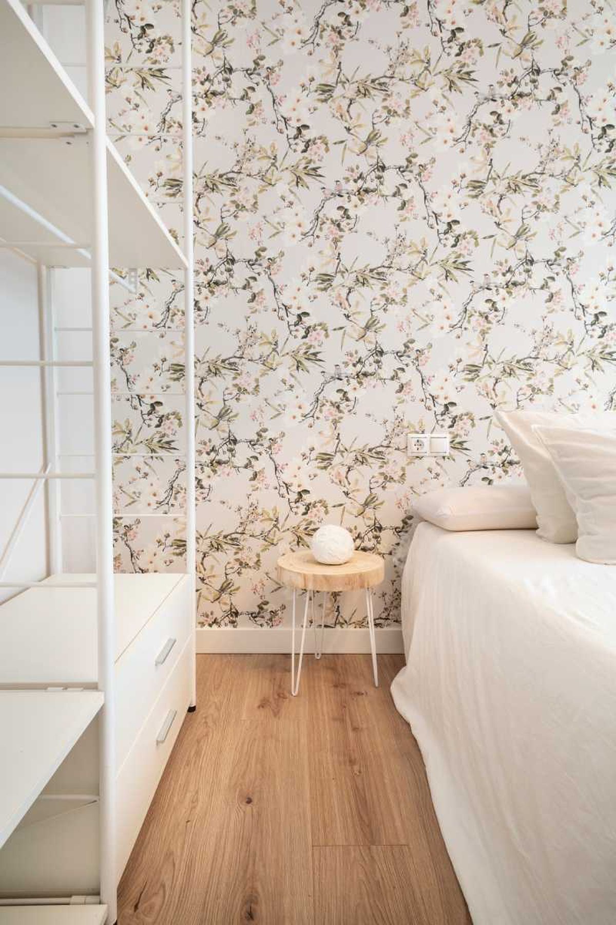 Dormitorio con papel pintado floral.