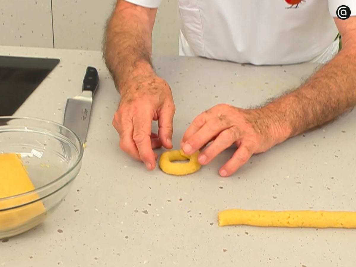 Estira la masa y moldea las rosquillas hasta obtener aros