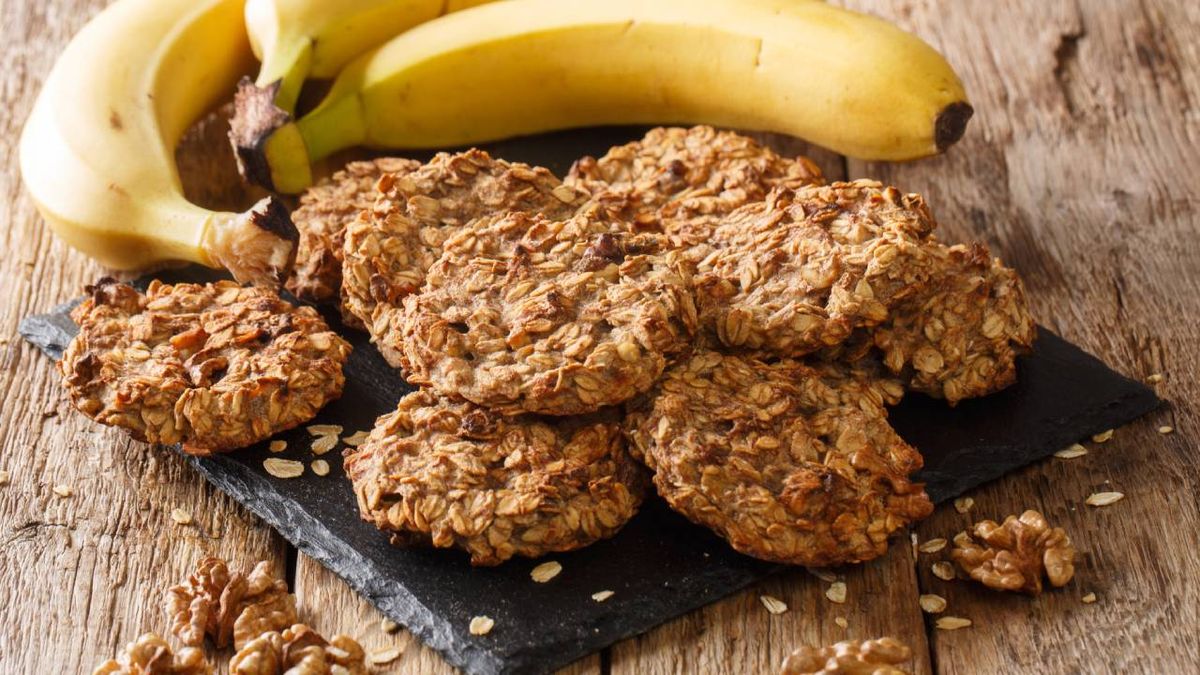 Puedes reemplazar las galletas industriales por unas caseras de avena y plátano
