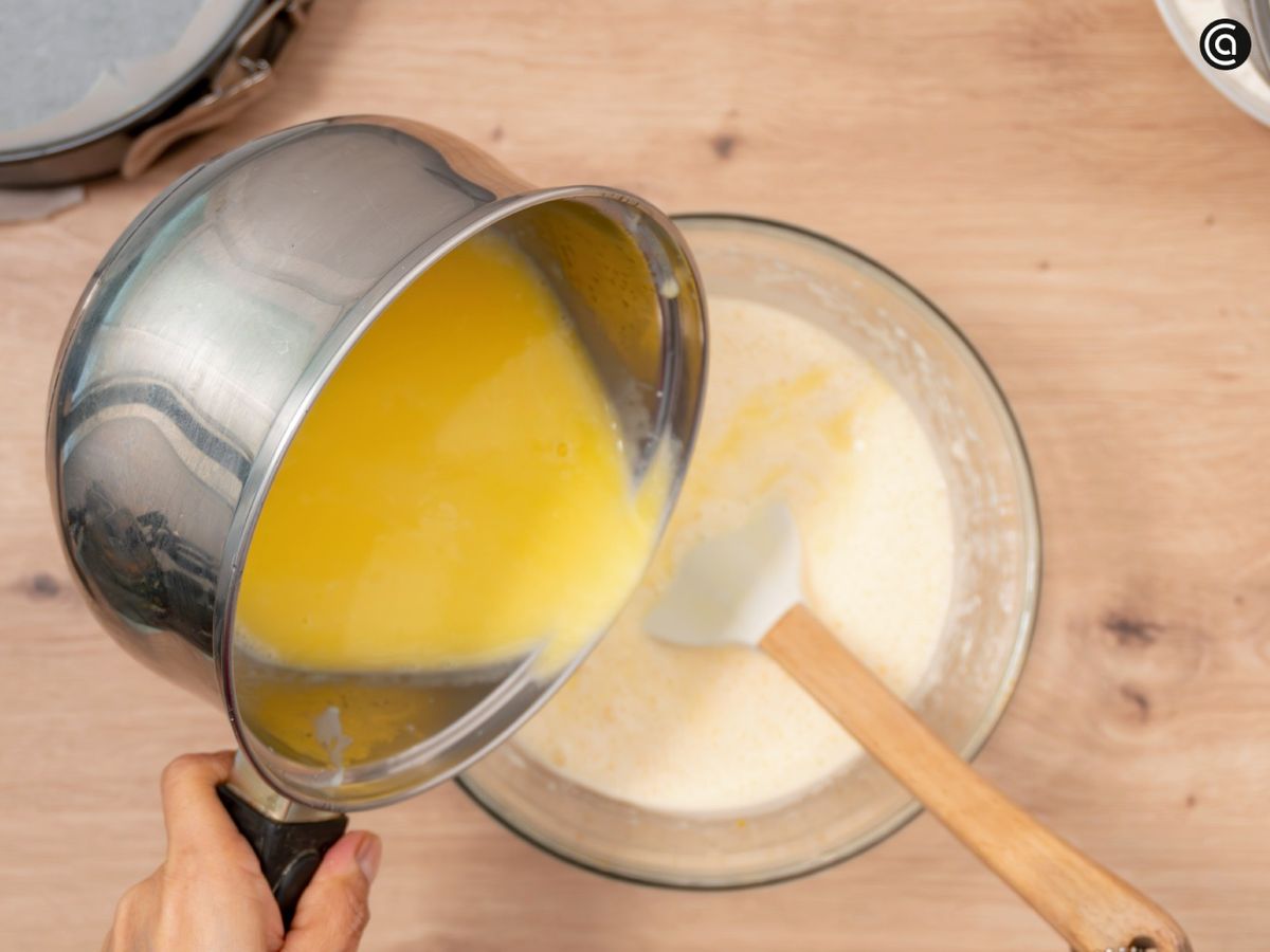 Vierte la leche en la mezcla de huevos y azúcar