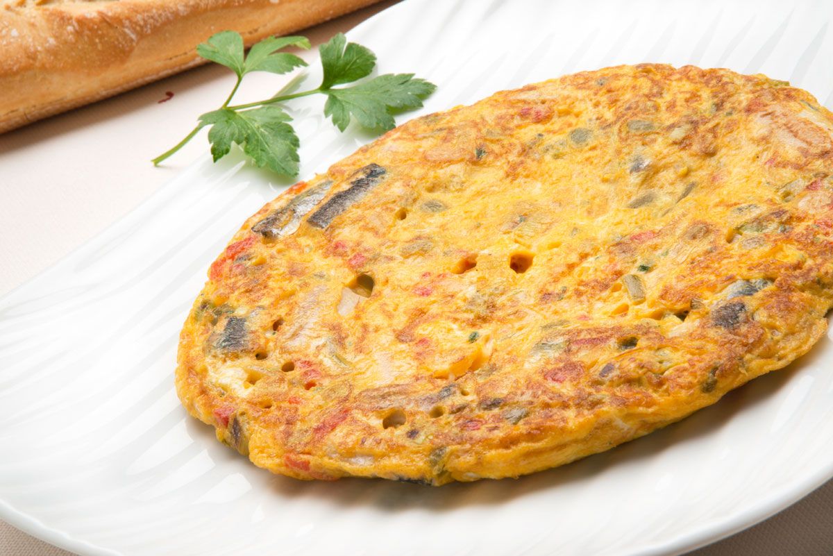 551 Tortilla de anchoas con ensalada de tomate y aguacate (5166) xl