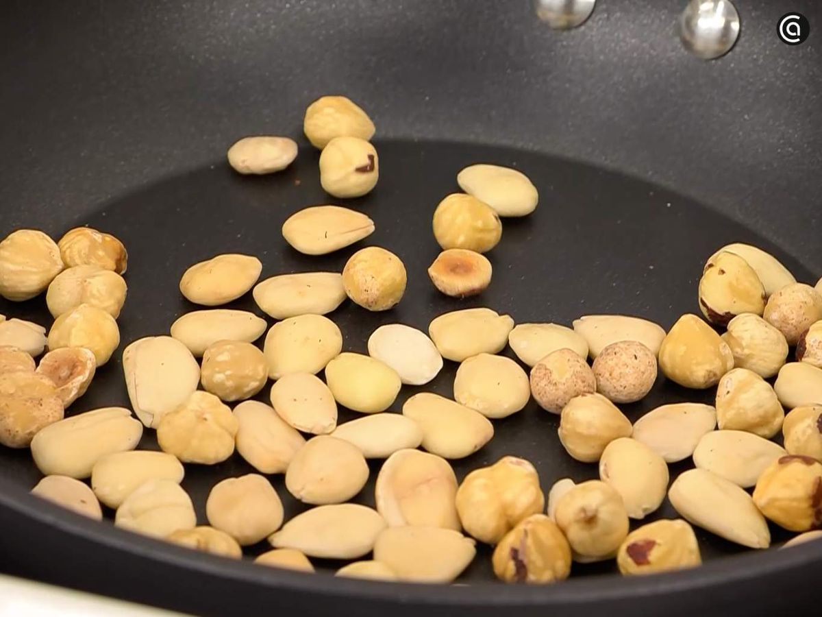 Tuesta las almendras y avellanas