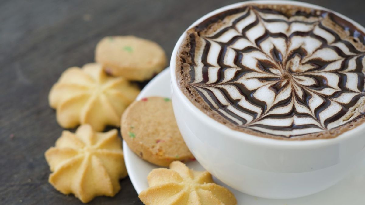 El café moka es una popular bebida que combina café expreso y chocolate