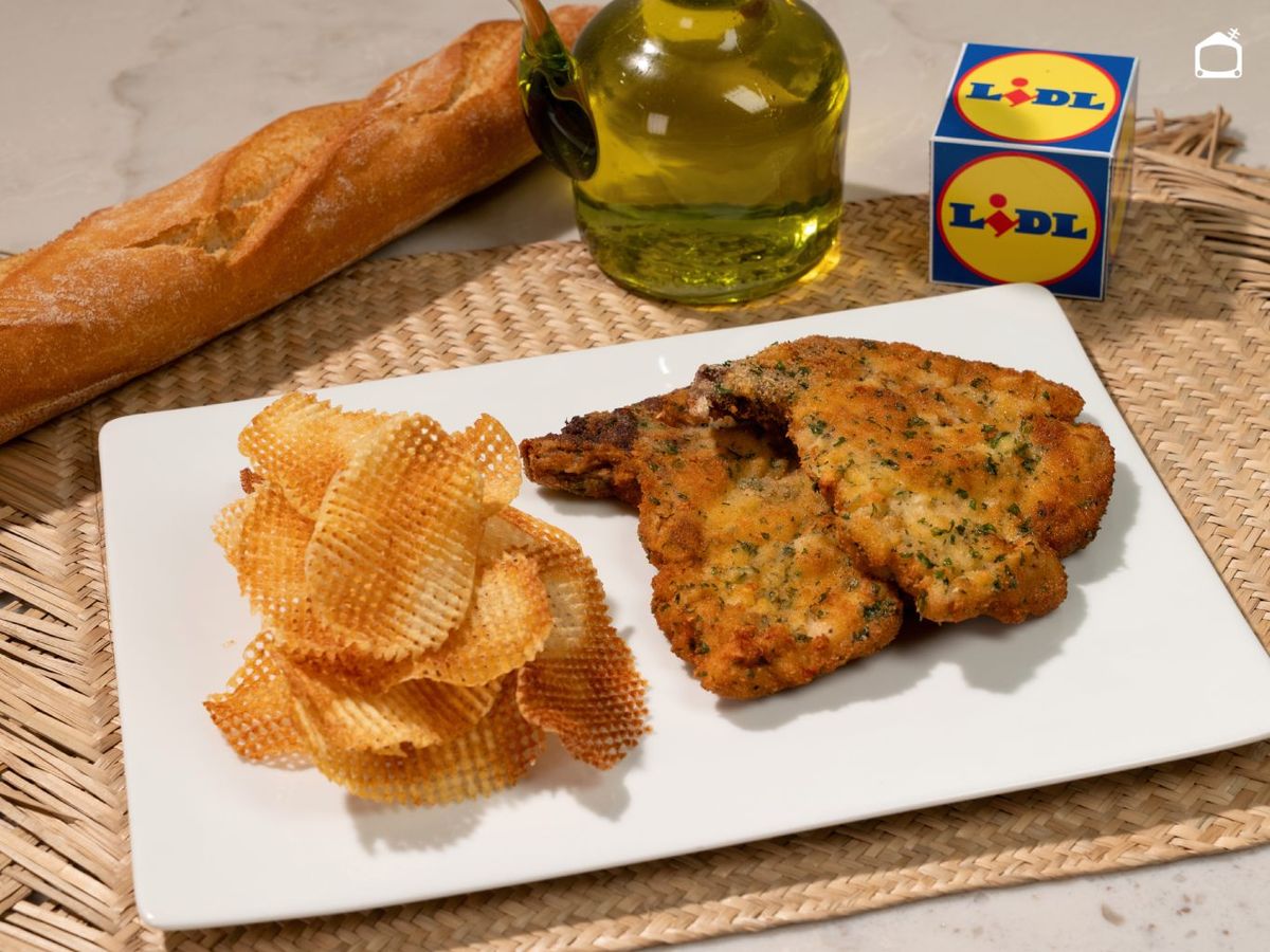 Acompaña las chuletas de cerdo empanadas con patatas fritas