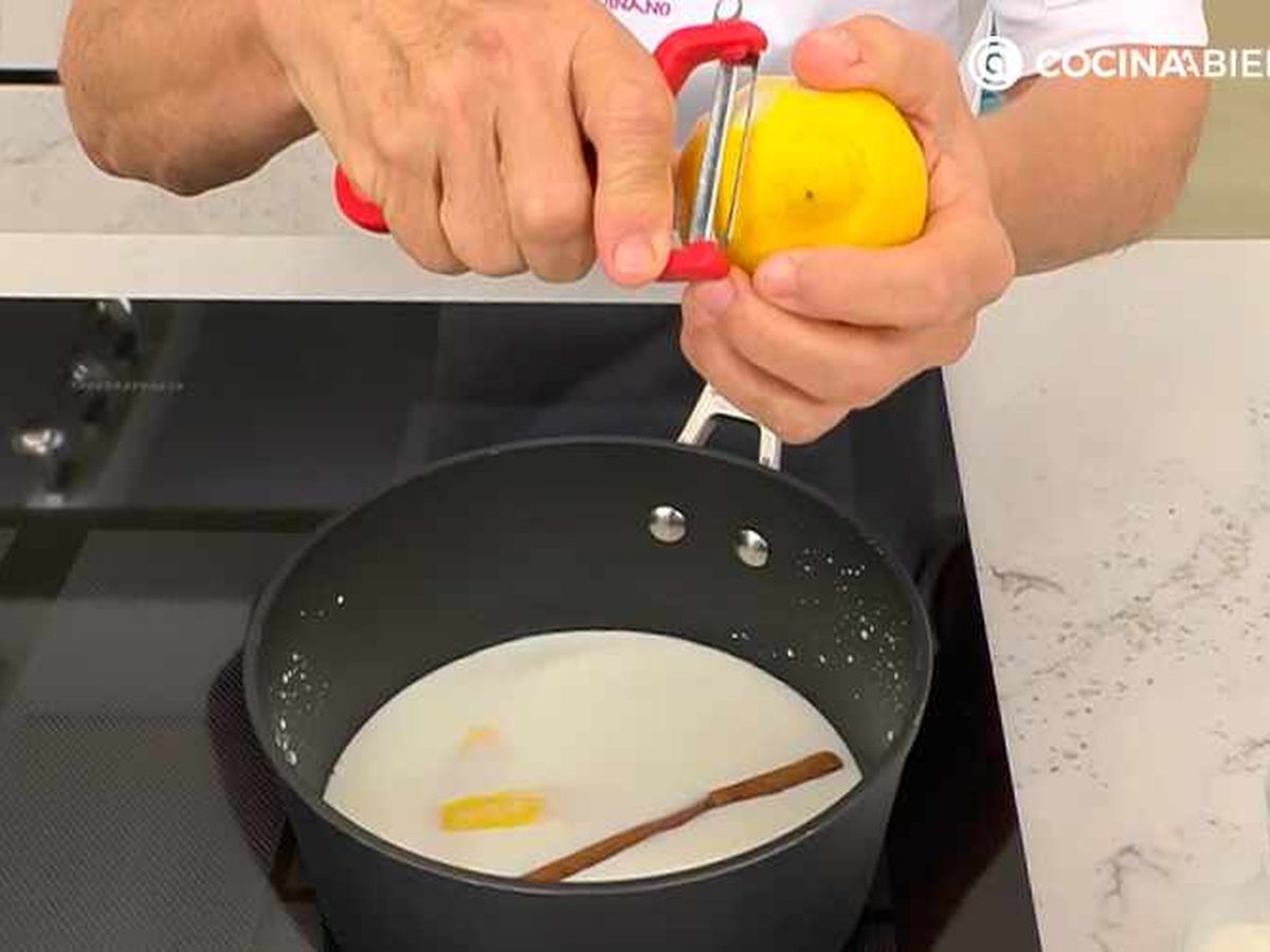 Aromatiza la leche con leche, canela y limón