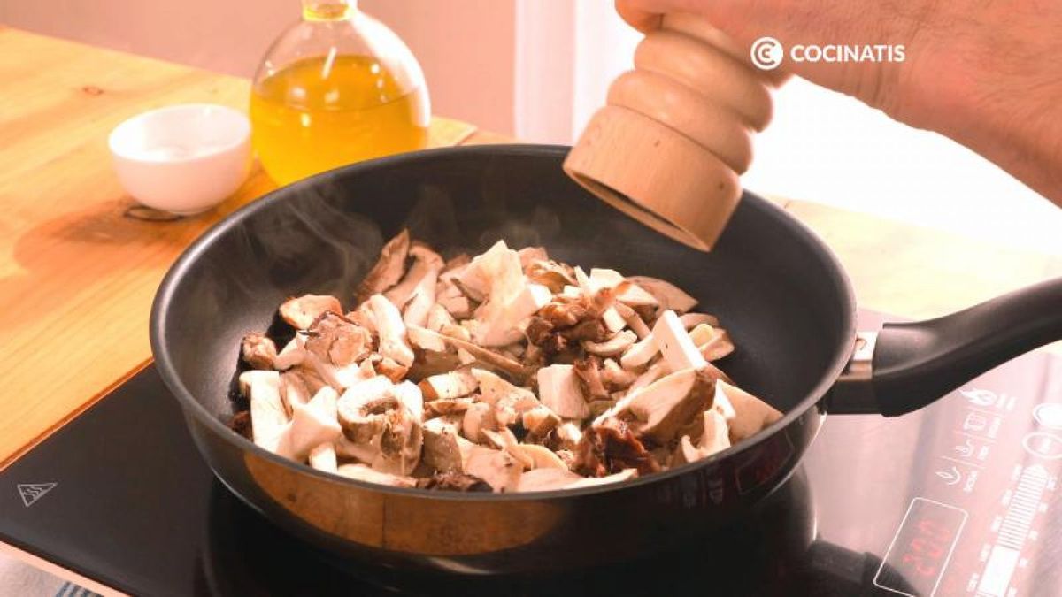 Salteamos las setas/ Fotos: Cocinatis