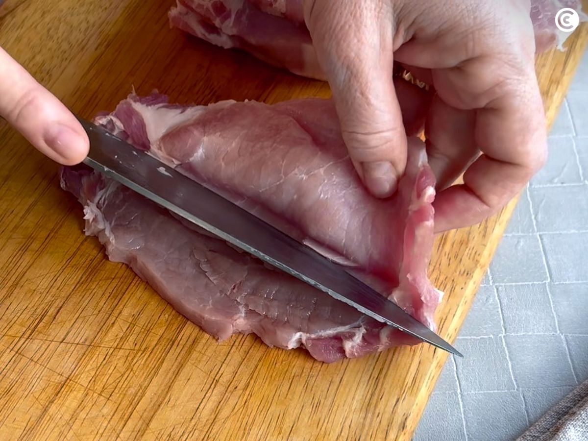 Cortar los filetes de lomo para los flamenquines cordobeses