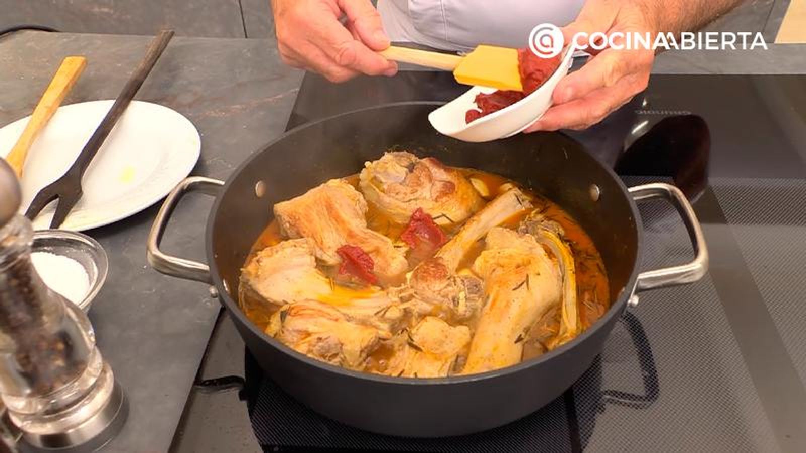 Deja que se cocine a fuego medio-suave durante otros 20 minutos Deja que se cocine a fuego medio-suave durante otros 20 minutos