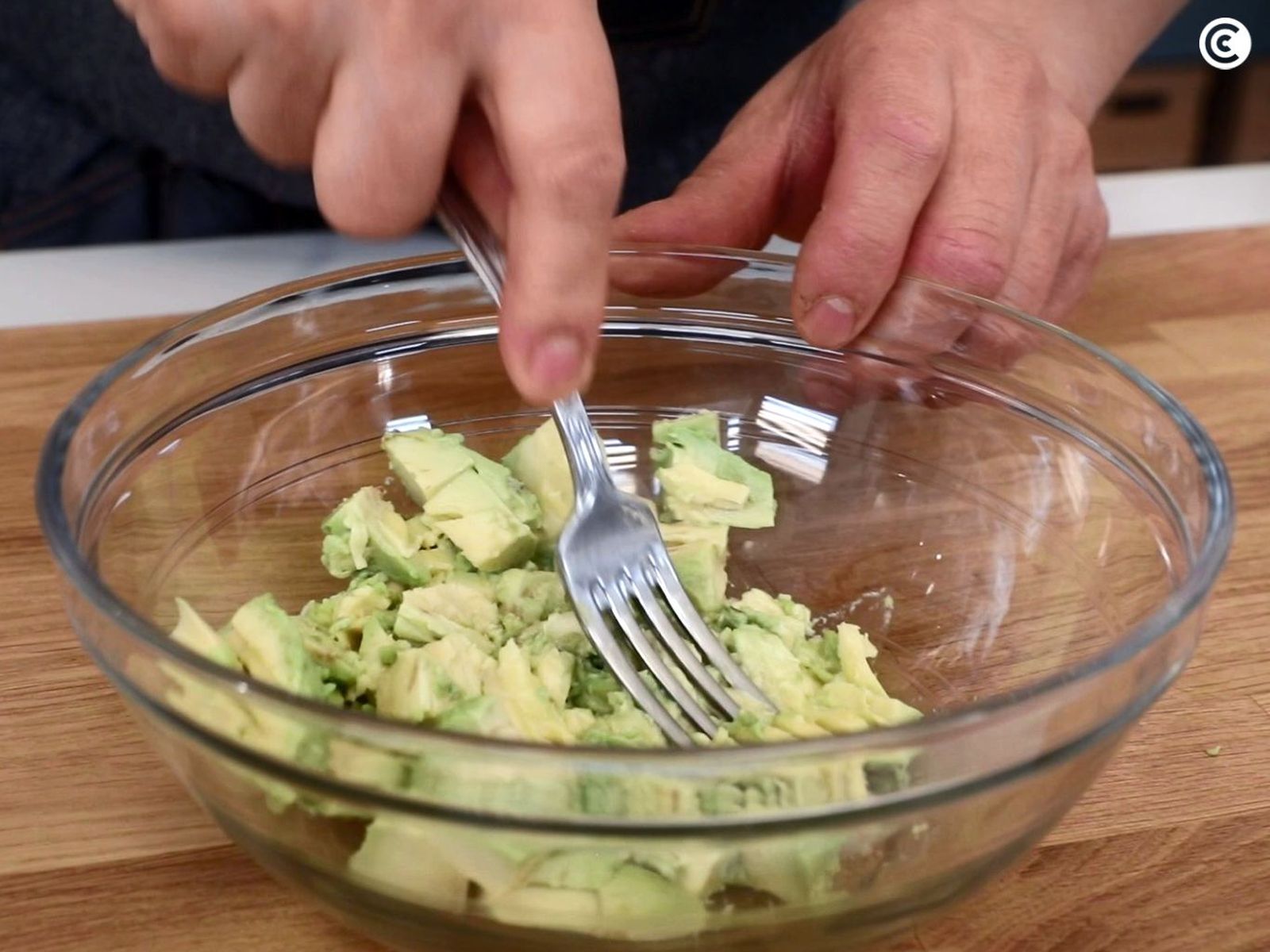 Machacar el aguacate para hacer el paté de aguacate