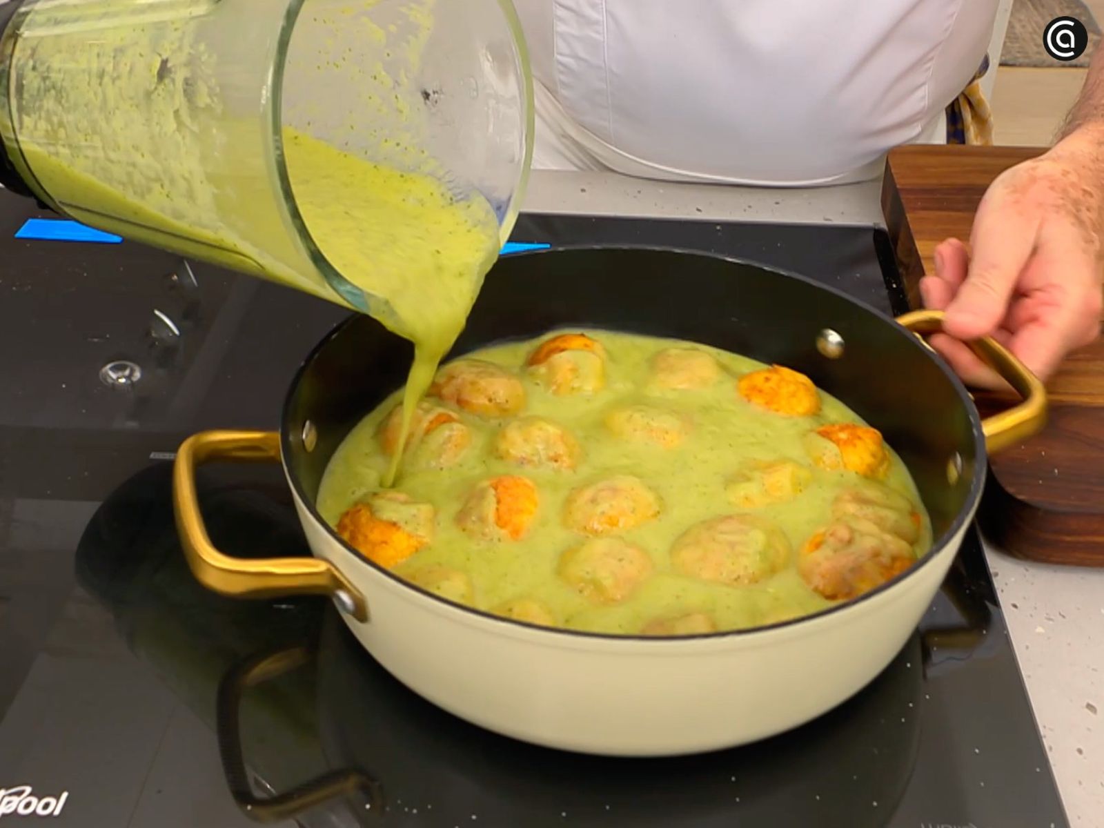 Tritura la mezcla de calabacín, baña las albóndigas con la salsa y cocina todo junto