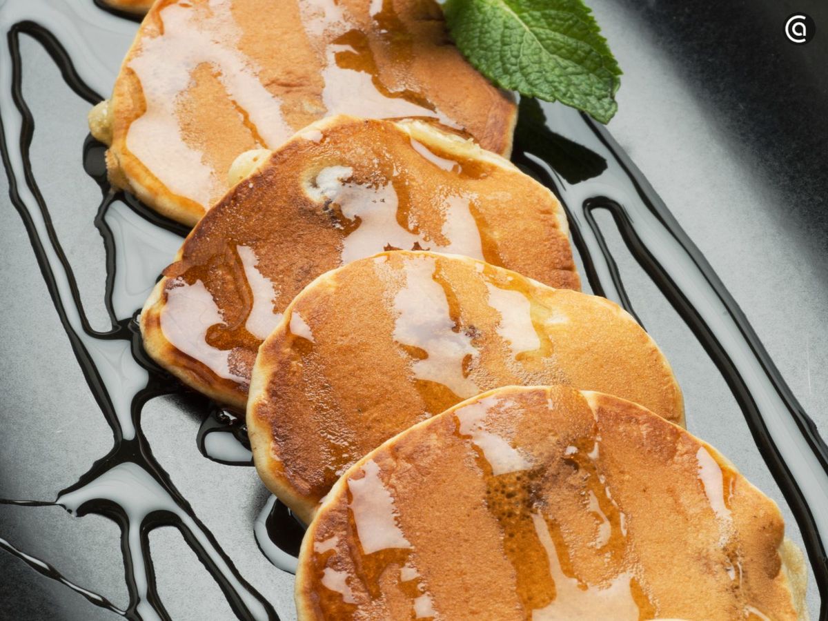 Sirve los blinis con miel