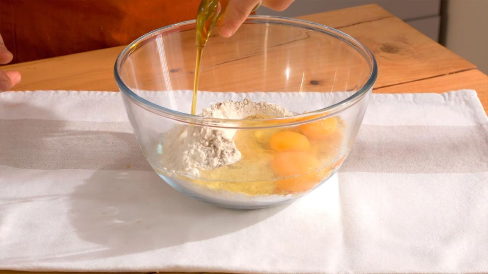 Mezcla todos los ingredientes en un bol Cómo hacer pasta fresca Paso 1
