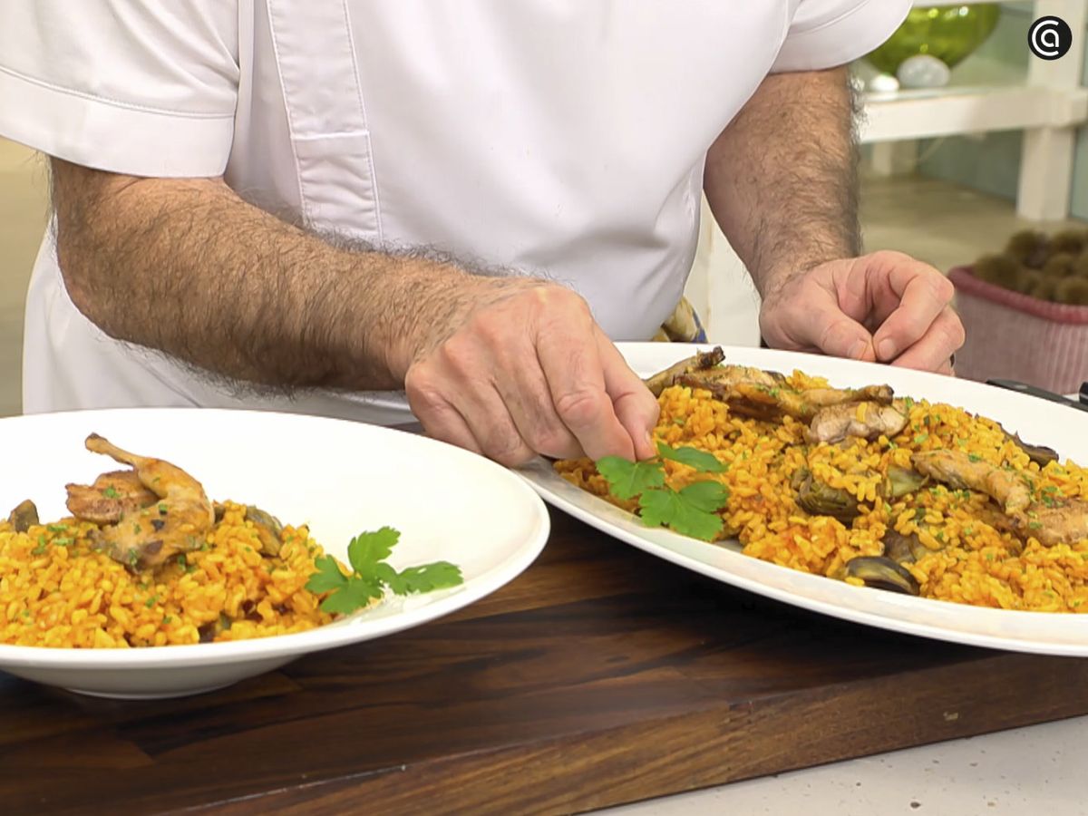 Decora el arroz al horno con alcachofas y codornices con una hoja de perejil