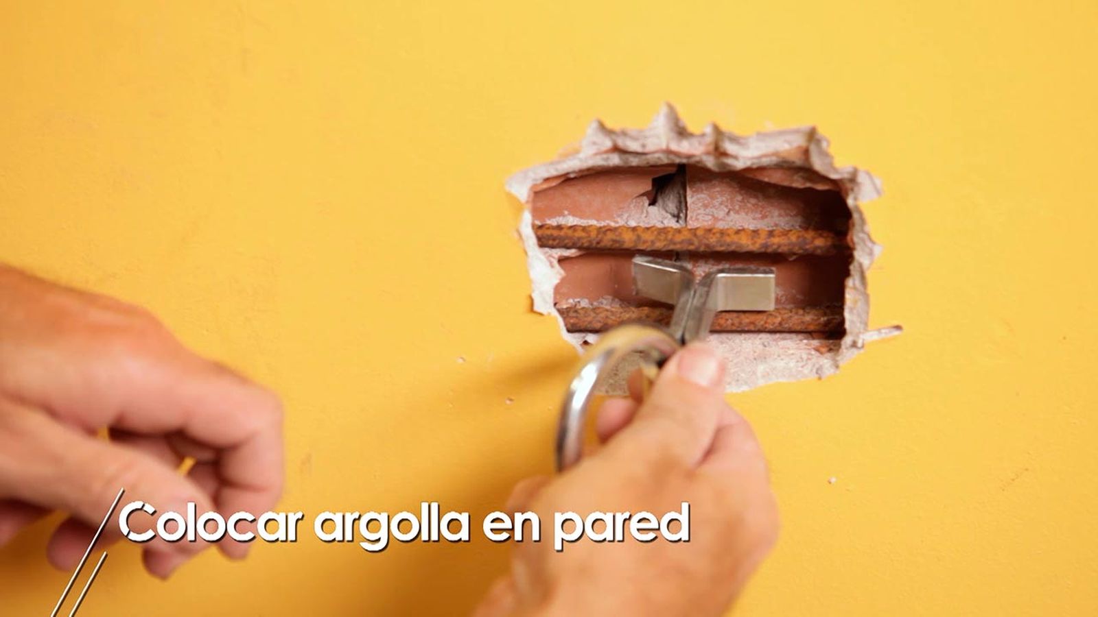Cómo colocar una argolla en la pared paso 2 Cómo colocar una argolla en la pared paso 2