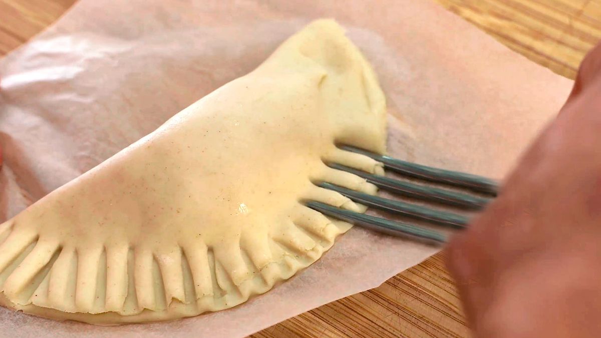 Reecta de empanadillas de salmón ahumado y queso con cebolla caramelizada  paso 5