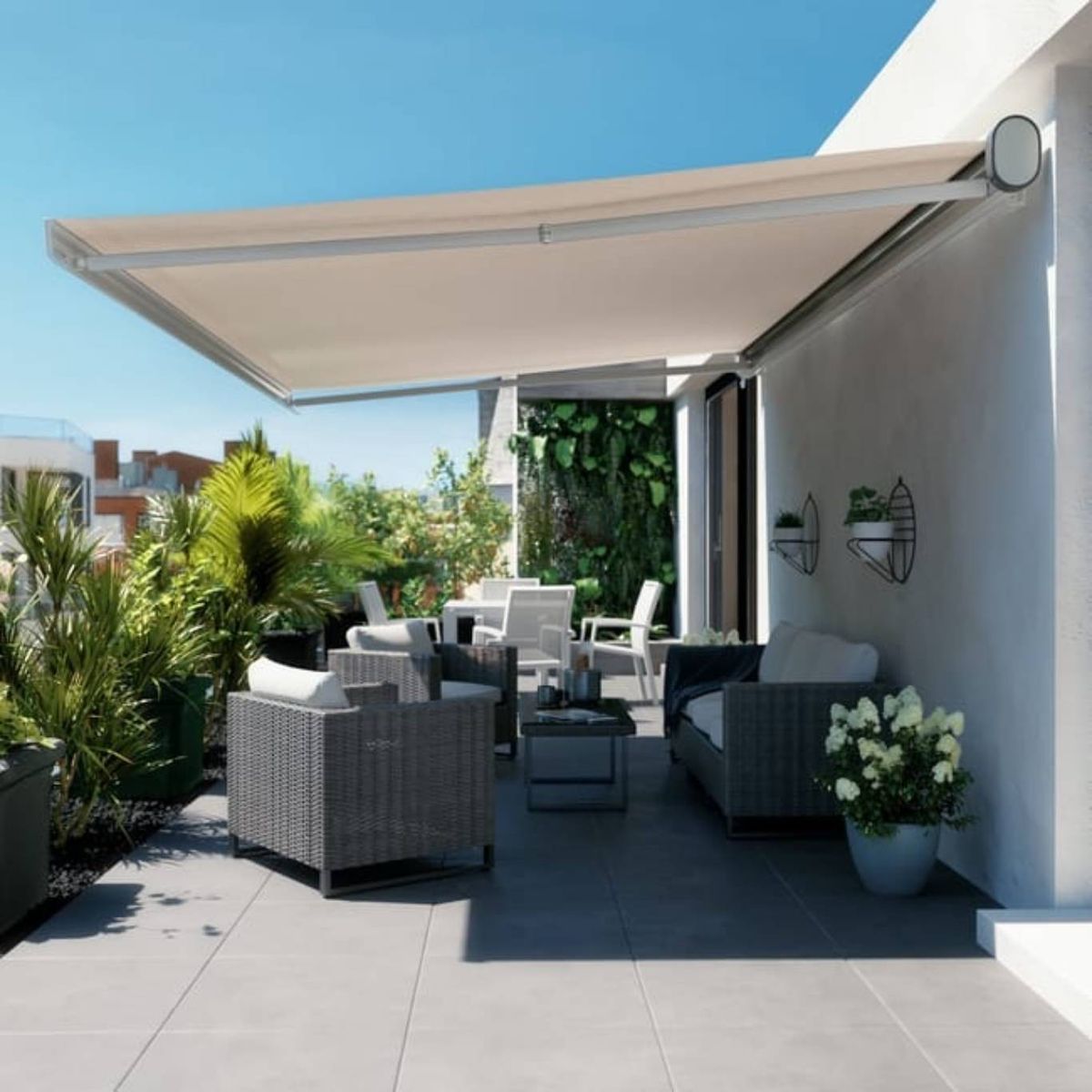 Terraza con toldo plegable.