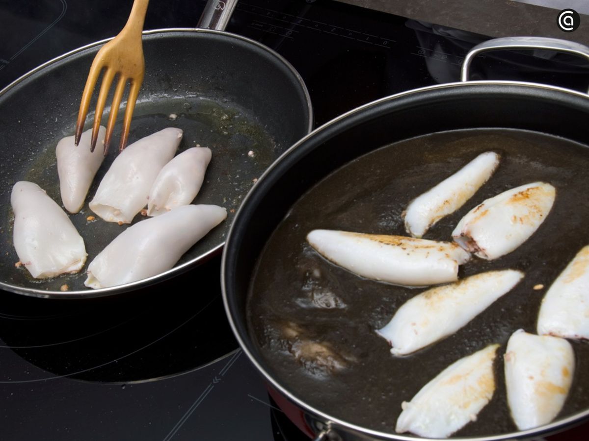 Cocina los calamares con la salsa y luego sirve