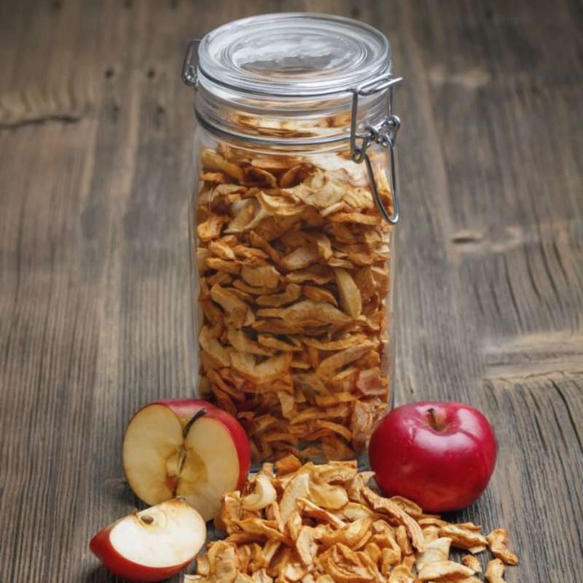 Conserva los chips de manzana en un bote hermético para mantenerlos crujientes