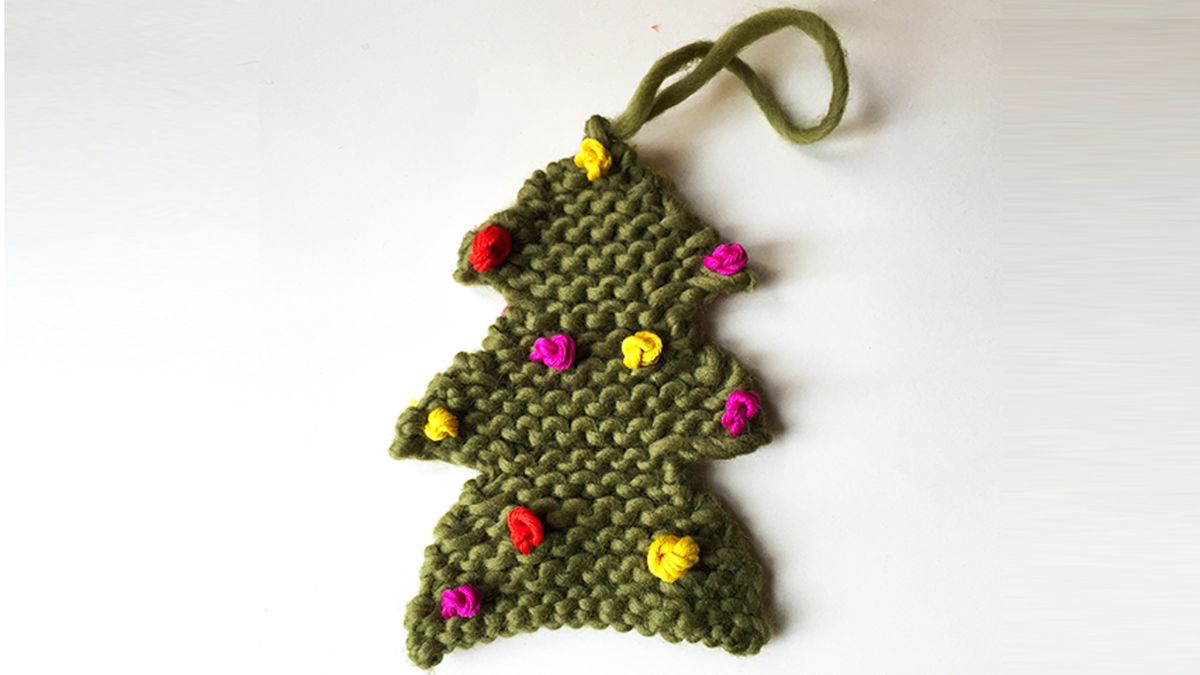 Mini árbol de Navidad hecho con lana.