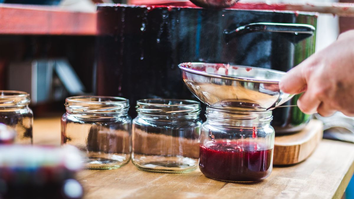 La mayoría de veces compramos el alimento ya  procesado, de manera que minimizan el peligro de estas técnicas