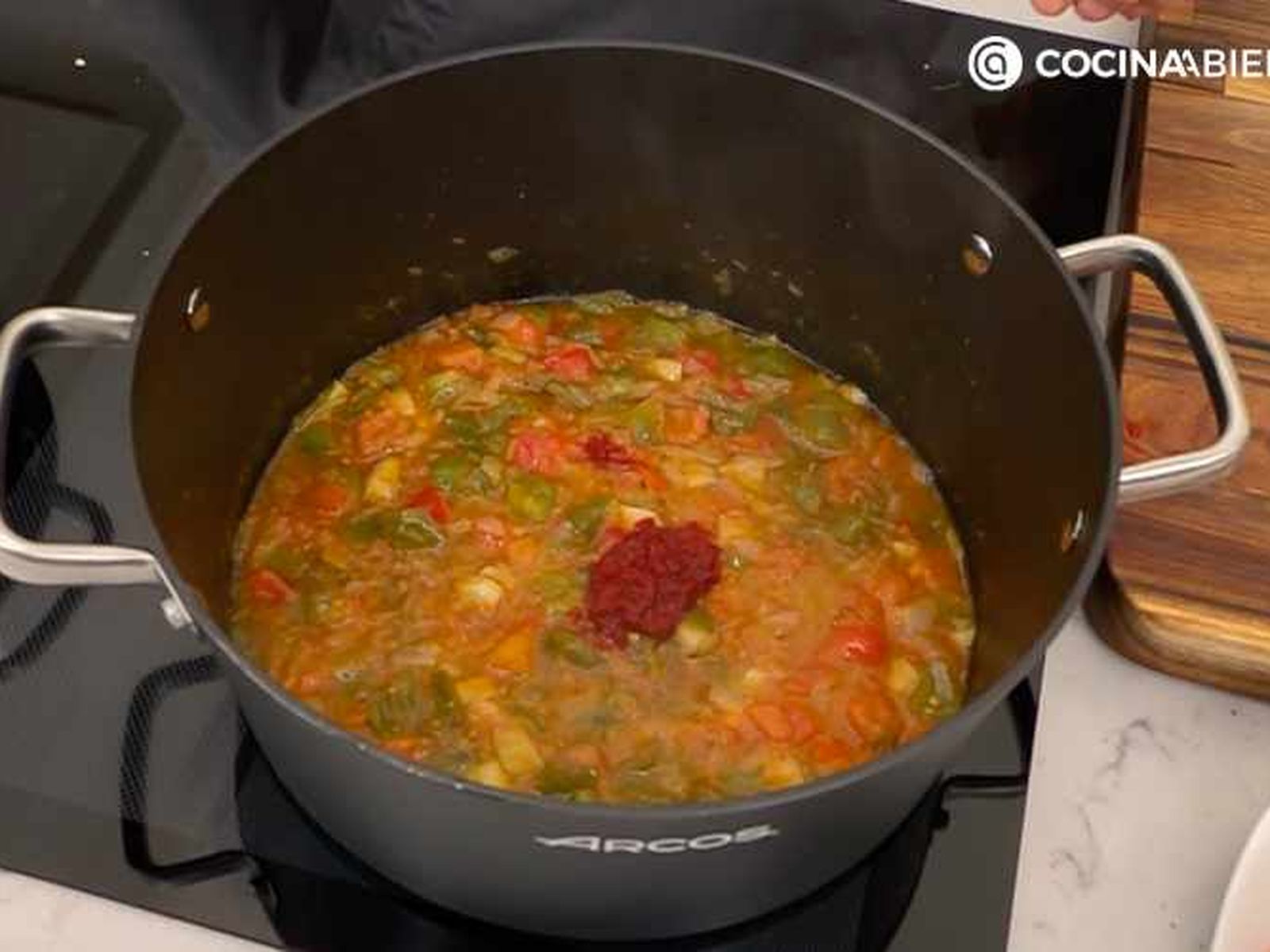 Añade la carne del pimiento choricero