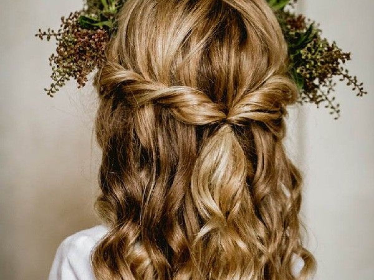 Peinado semirecogido para comunión con torsión trasera