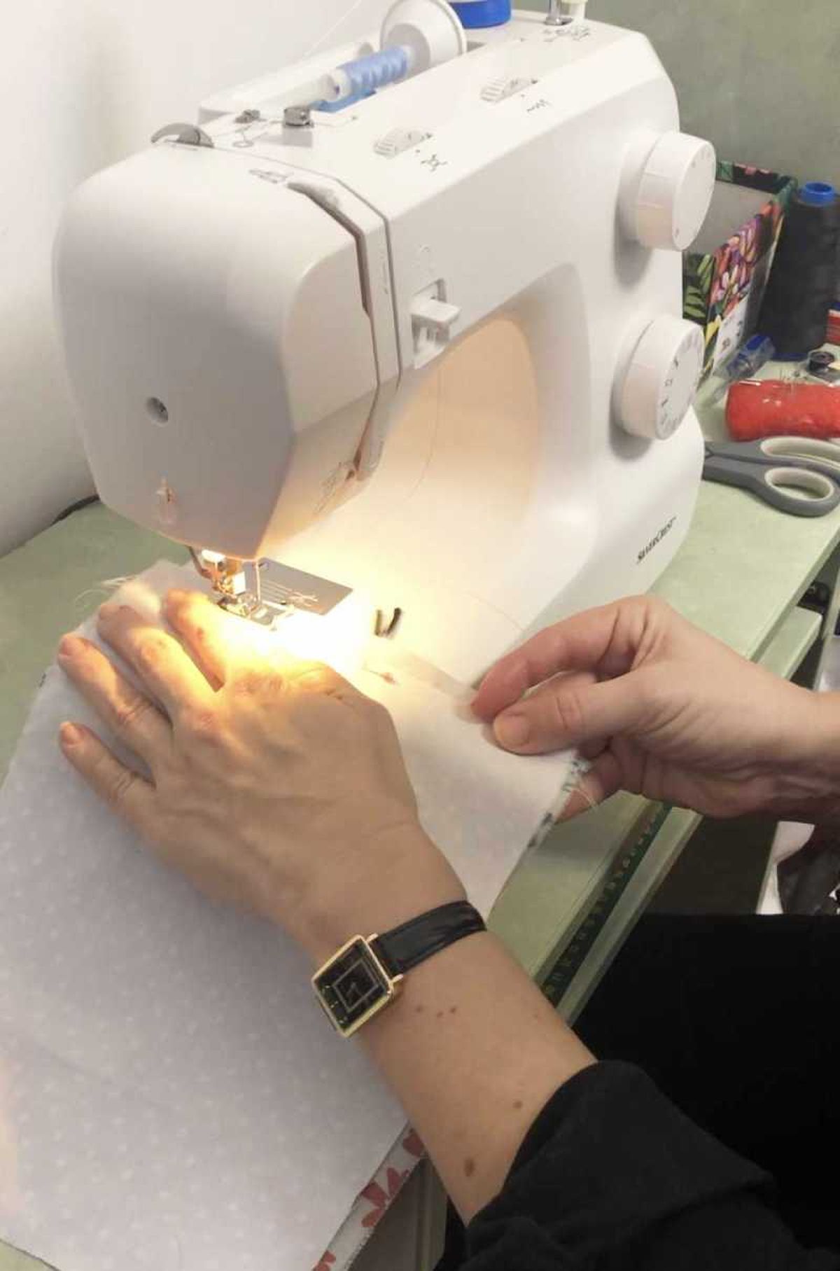 Tercer paso para hacer una funda de tela para libros.