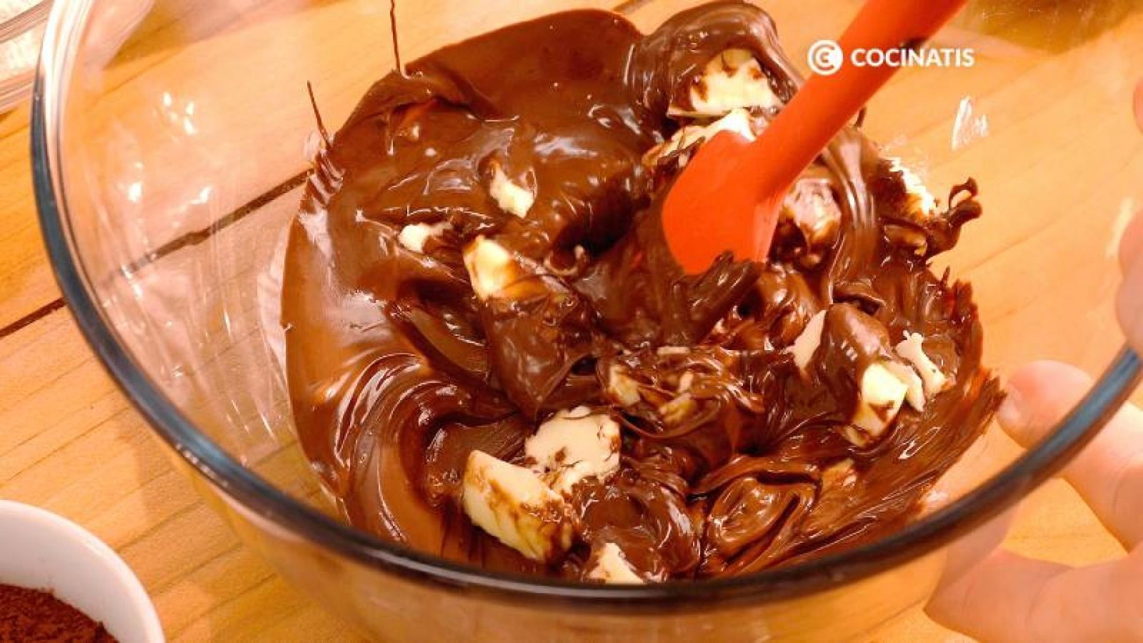 Mezcla el chocolate fundido con la mantequilla Mezcla el chocolate fundido con la mantequilla