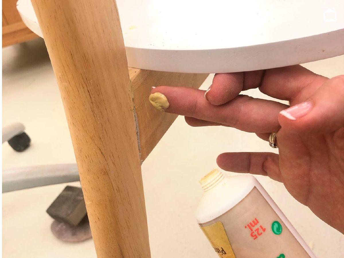 Rellenar los huecos de la silla reparada con masilla.