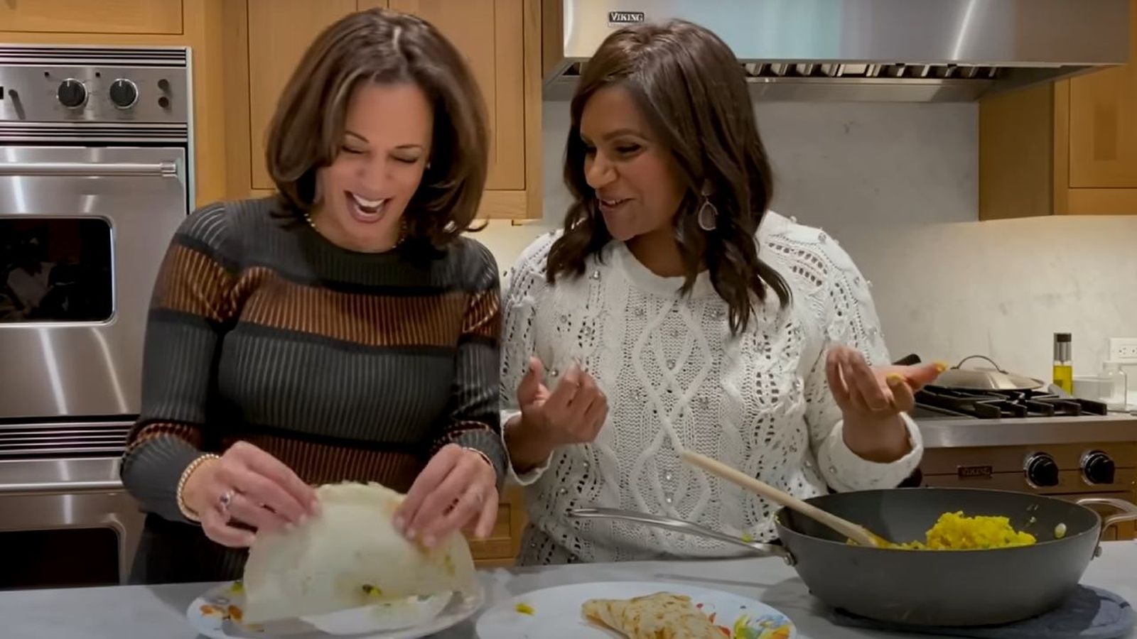 Kamala Harris nunca había cocinado la receta que Mindy Kaling le prepara en su casa