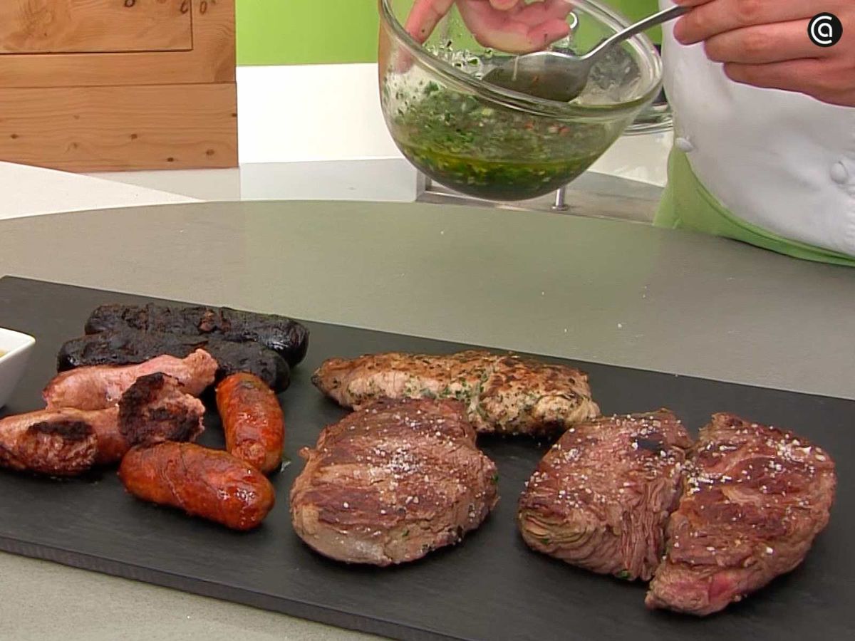 Sirve la parrillada con el chimichurri