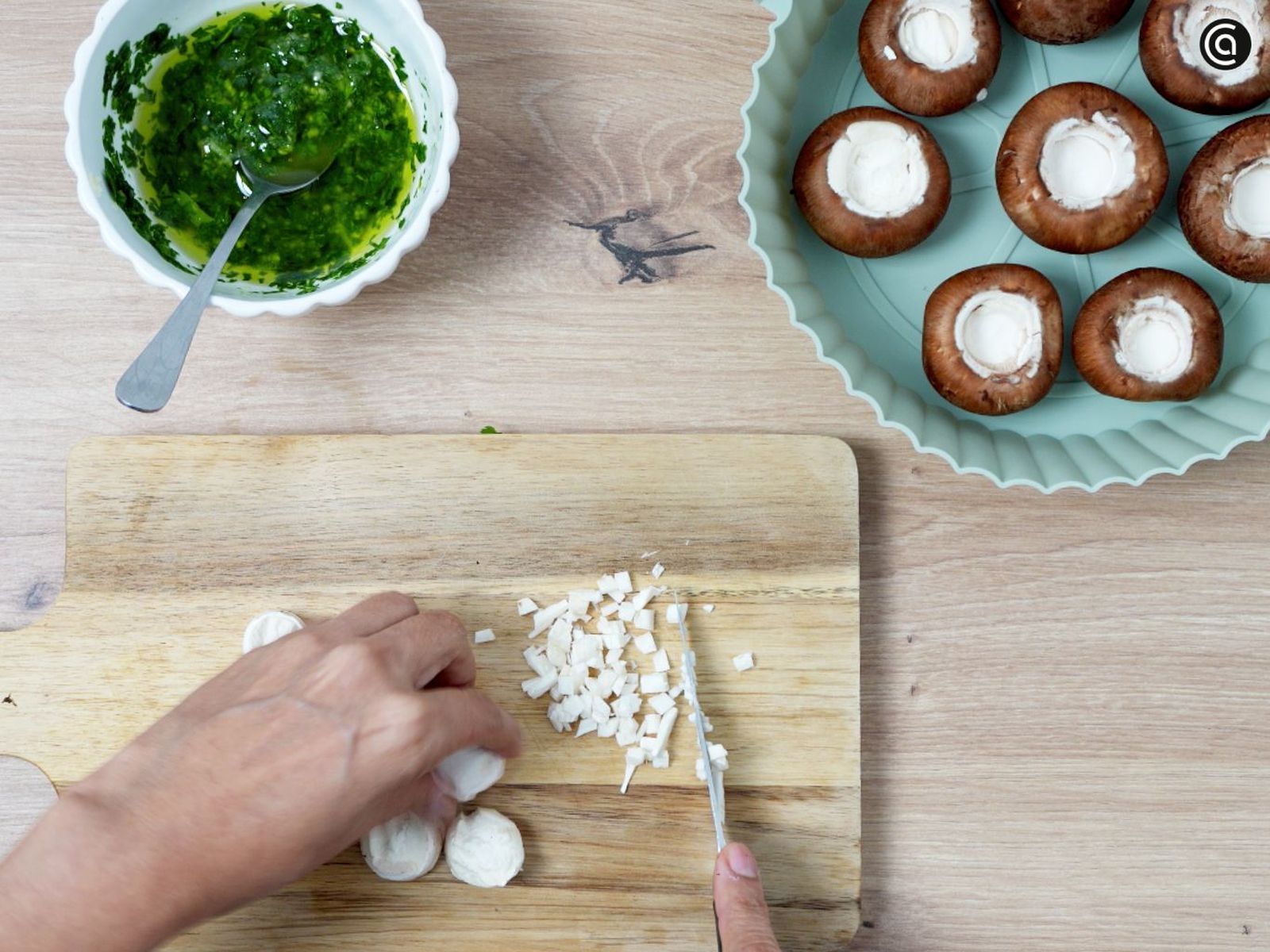 Lava y seca los champiñones, luego corta el tallo en dados pequeños