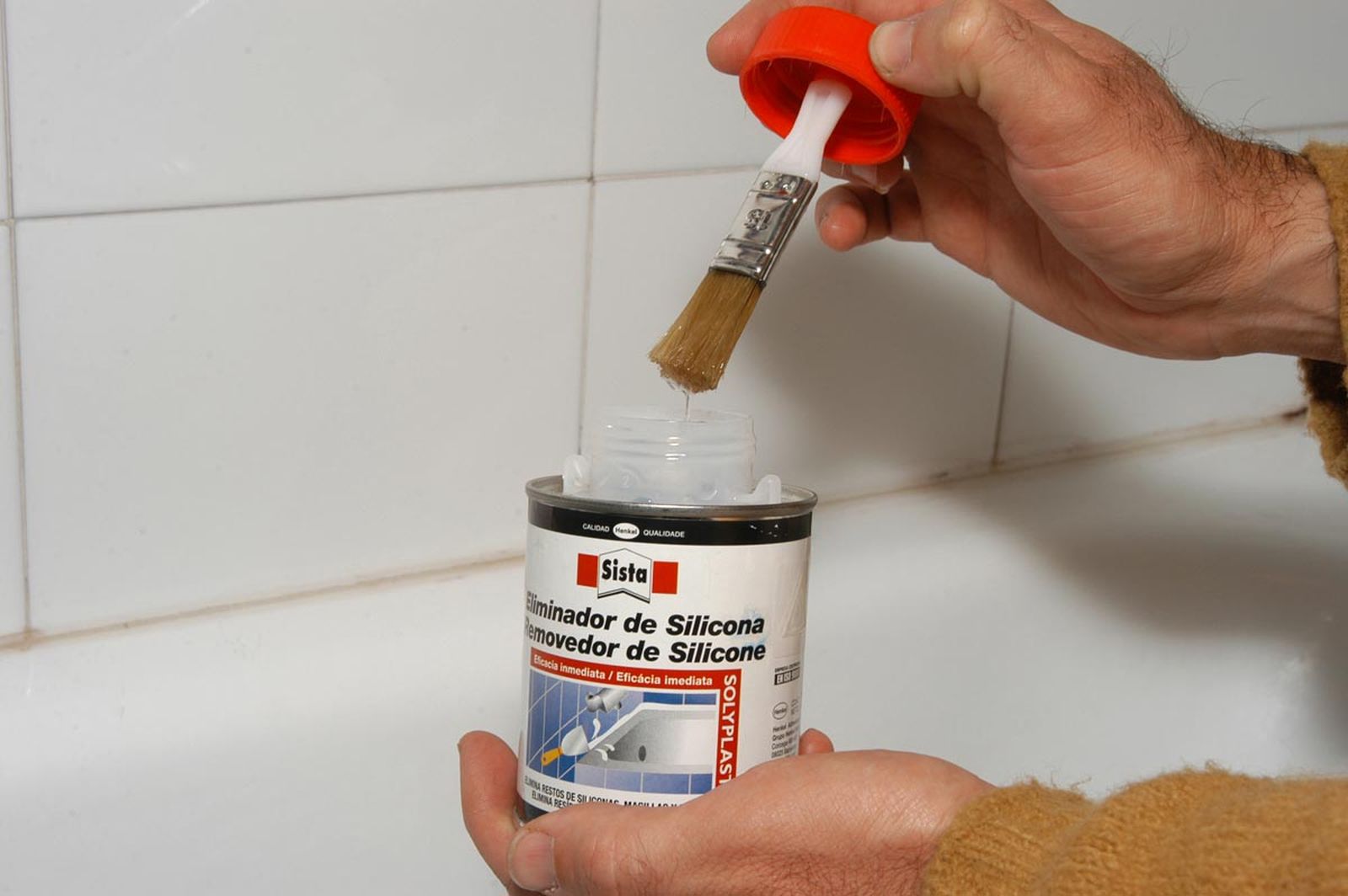 Eliminar y cambiar la silicona de una bañera paso 1 Eliminar y cambiar la silicona de una bañera paso 1