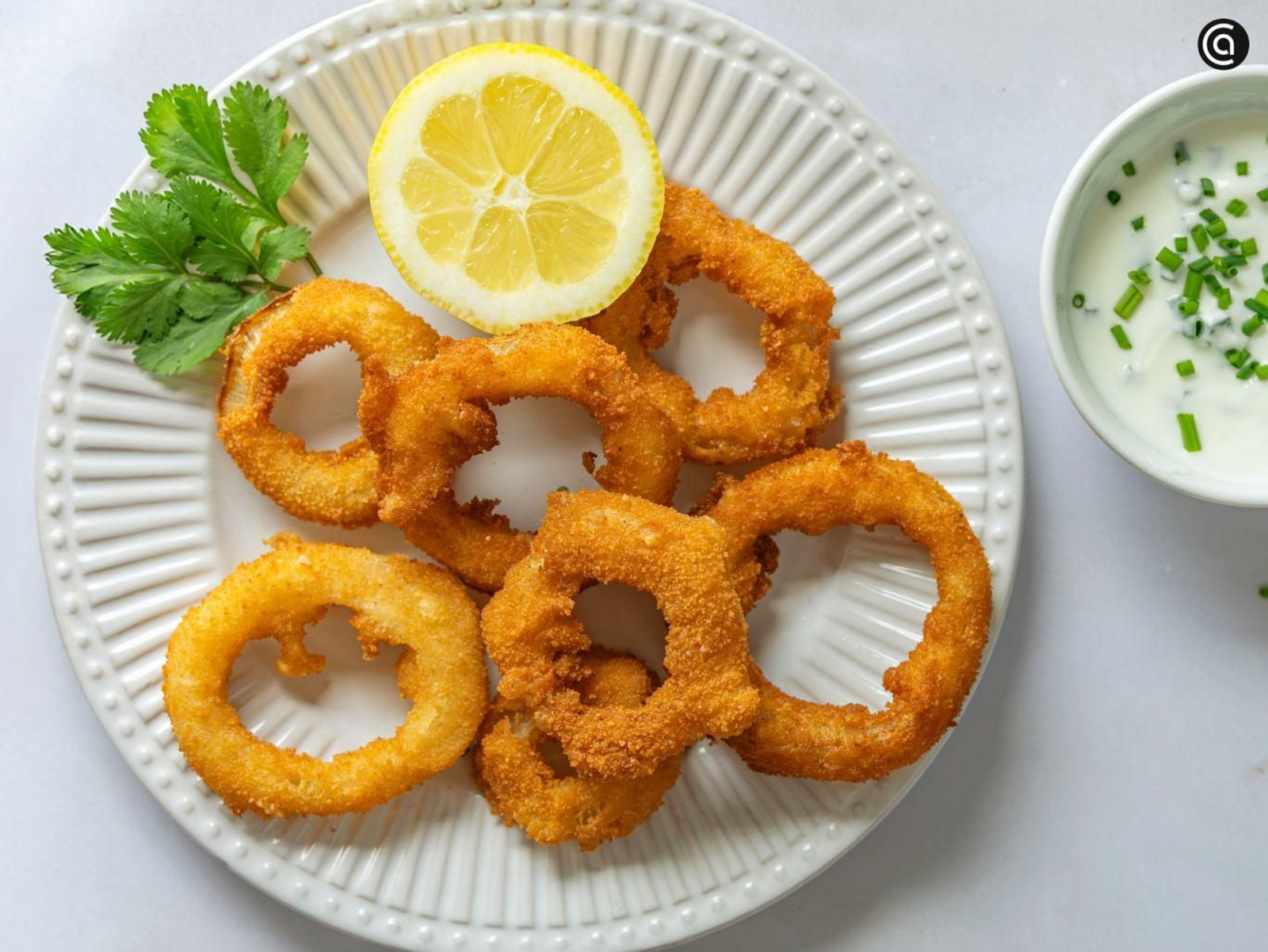 Aros de cebolla dorados y sabrosos, ideales para picar o acompañar tu plato