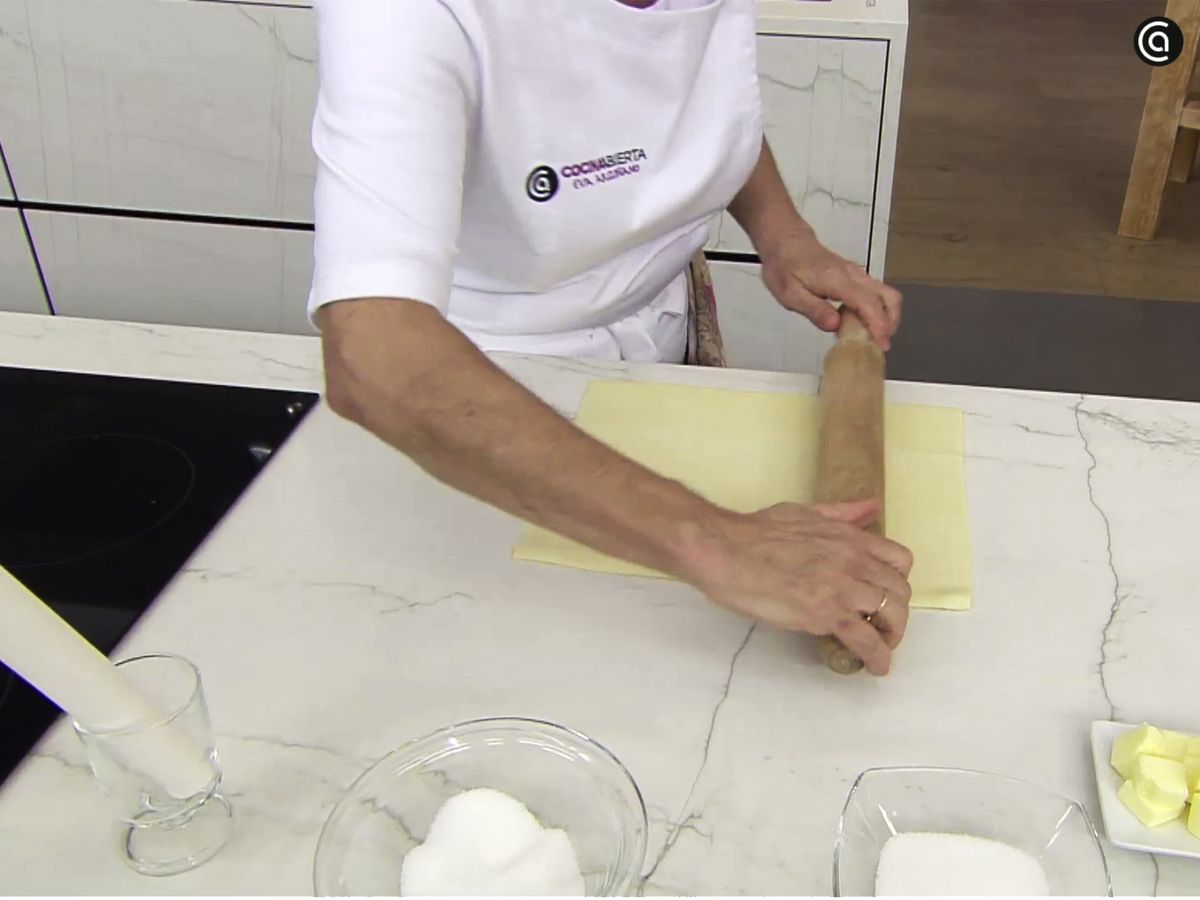 Espolvorea azúcar sobre la masa